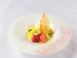 冬の温かいデザートにバニラアイスを添えて
