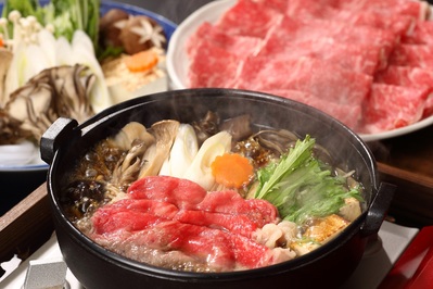 鳥取県産のA4ランクの極上黒毛和牛の霜降り肉が味わえます。