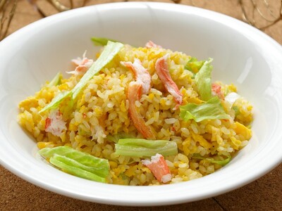 「蟹とレタスのチャーハン」
蟹の旨味とレタスのシャキシャキ感がたまらないチャーハンです。